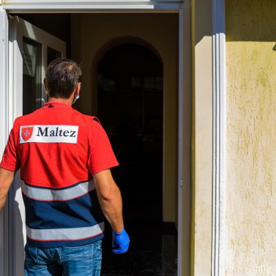 Voluntarii SAMR distribuie zilnic o masă caldă pentru zeci de bătrâni