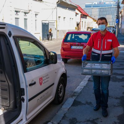 Voluntarii SAMR distribuie zilnic o masă caldă pentru zeci de bătrâni