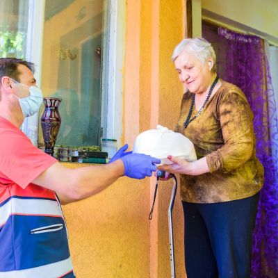 Voluntarii SAMR distribuie zilnic o masă caldă pentru zeci de bătrâni