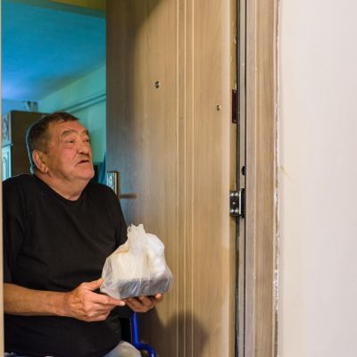 Voluntarii SAMR distribuie zilnic o masă caldă pentru zeci de bătrâni