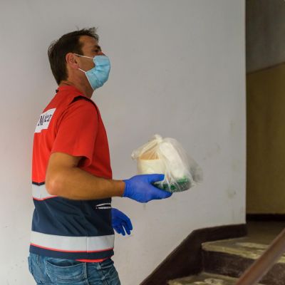 Voluntarii SAMR distribuie zilnic o masă caldă pentru zeci de bătrâni