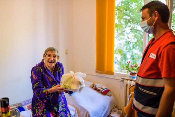 Voluntarii SAMR distribuie zilnic o masă caldă pentru zeci de bătrâni