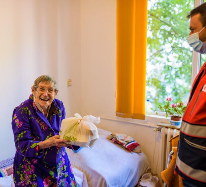Voluntarii SAMR distribuie zilnic o masă caldă pentru zeci de bătrâni