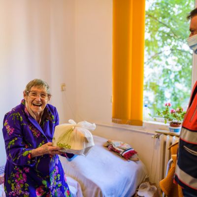 Voluntarii SAMR distribuie zilnic o masă caldă pentru zeci de bătrâni